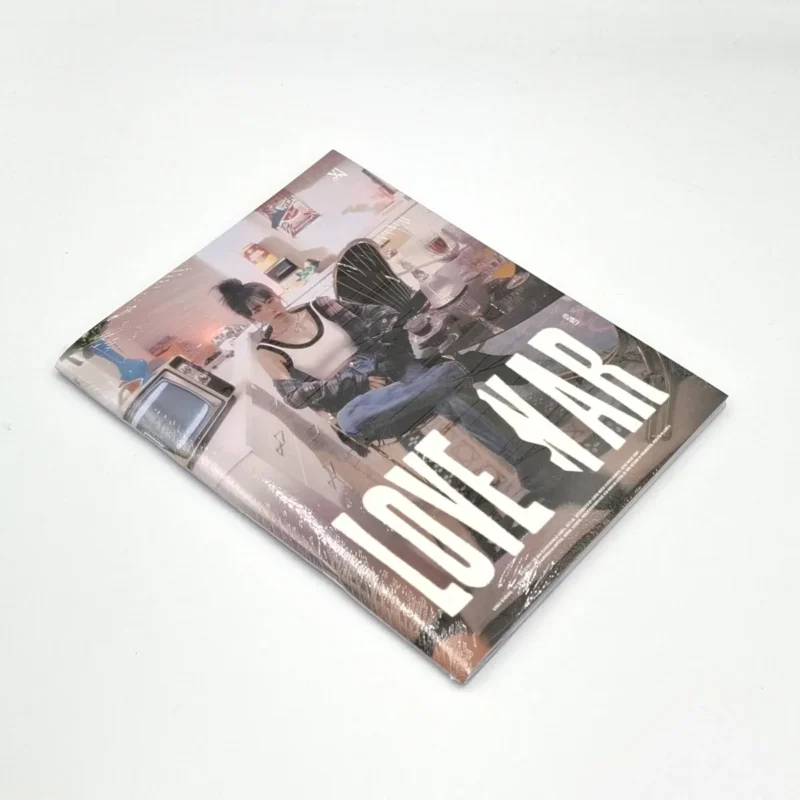 Choi Yena – 1. Single-Album LOVE WAR Vorderseite