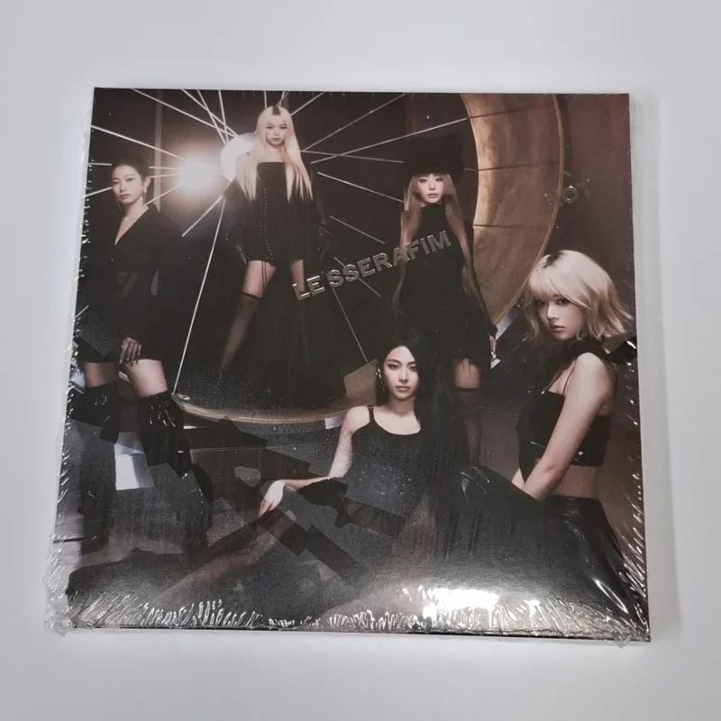 LE SSERAFIM - HOT (COMPACT version) (5th Mini Album) front