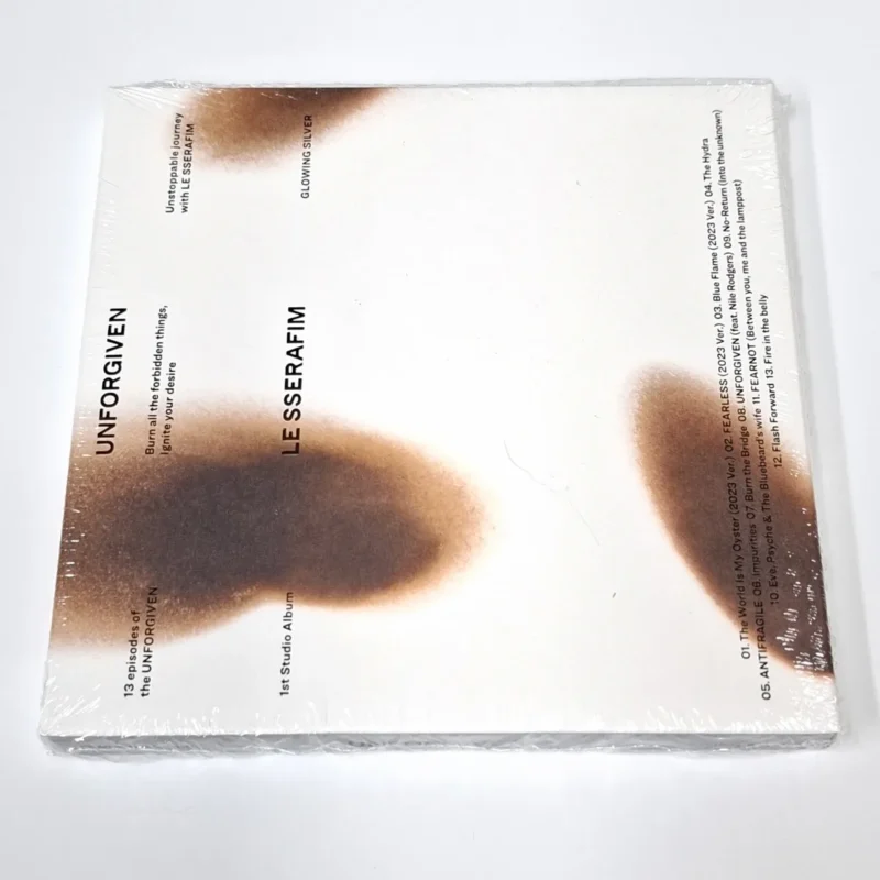 LE SSERAFIM - UNFORGIVEN (version COMPACTE, GLOWING SILVER) (1er album studio) face avant