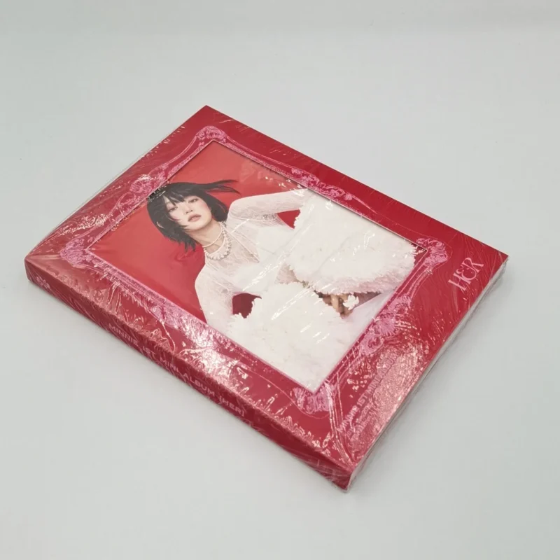 MINNIE - HER (2035C RED Version) (1. Mini-Album) Vorderseite