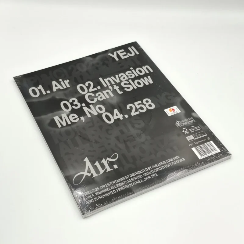 YEJI (ITZY) - Air (Photobook Version A) retour